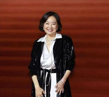 71岁的林青霞，剪了个短发，全网炸了。不是因为美，是因为她太像“普通人”了——
