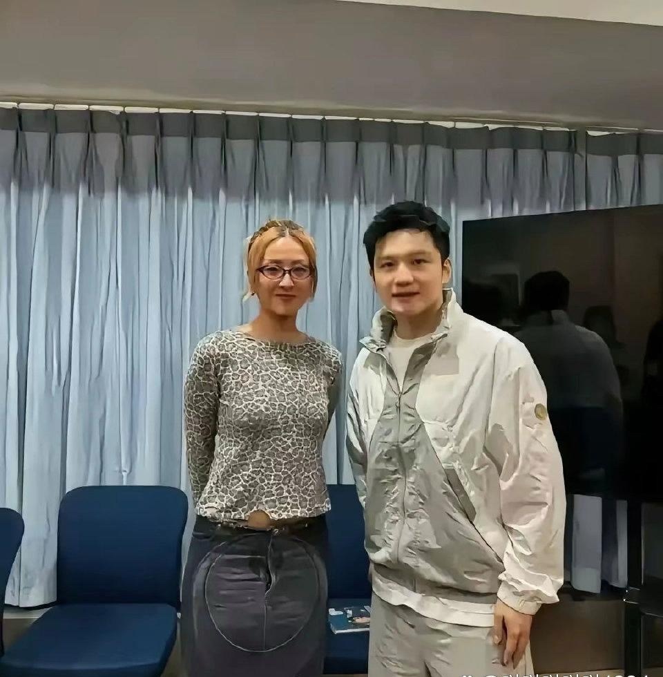 毫不夸张，陈奕迅老婆徐濠萦这条裙子我看了三遍，直到现在我还是怀疑她是不是穿反了，