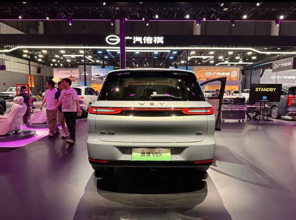 打卡2026成都车展魏牌展台，给大家解惑魏牌V9X和魏牌V8X怎么选。...