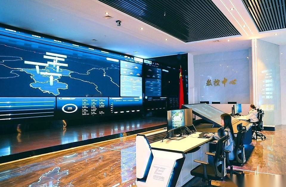 我以前一直以为，消防员冲进火场，靠的是一张嘴吼，一双腿跑，外加半条命赌运气。两