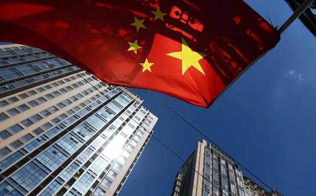 一位美籍华人表示中国人不要太自大，美国之所以去工业化，是因为钢铁，机电，军工，这