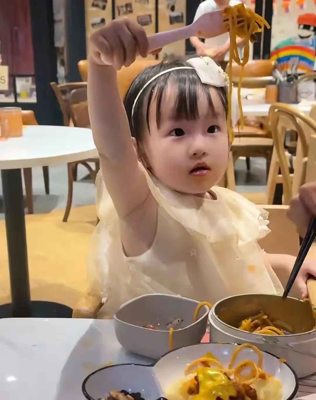 有个疑问黄一鸣女儿户口名叫王闪闪吗妈妈叫黄一鸣父亲不认能落户姓王吗网友