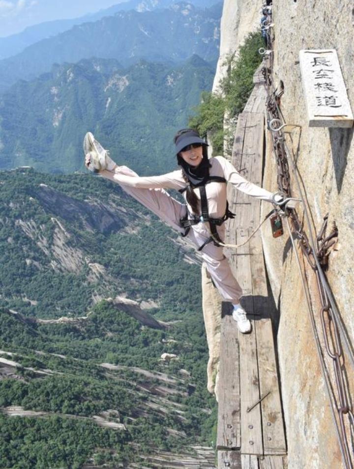 初秋，女孩攀登西岳华山，来一场绝壁之上的冒险。一侧是坚硬岩壁，一侧是万丈深渊，山