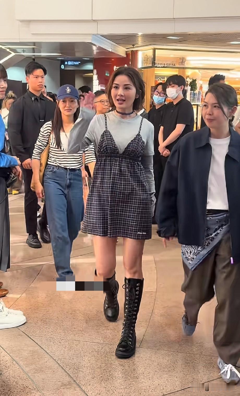 阿Sa现身香港商场引热议，宽松穿搭被网友猜测怀孕，状态少女感拉满近日，有网