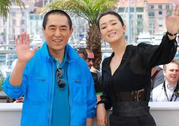 2025年，主持人问向太:“娱乐圈里哪对恋人最让你感到意难平？”向太说:“张艺谋