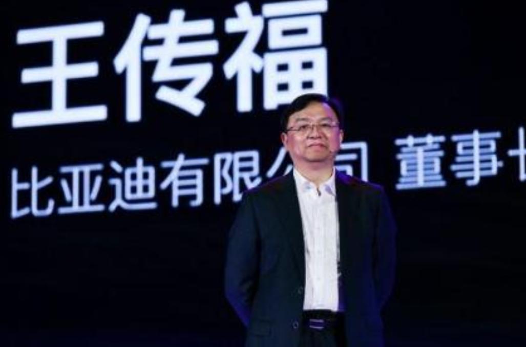 你绝对想不到，身家千亿的比亚迪创始人王传福，如今依然坚持每周雷打不动做一件事：拎
