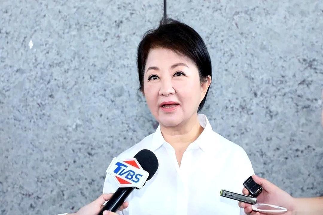 蓝营"一姐"卢秀燕靠"妈妈市长"稳坐中台湾，本是2028热门人选。但今年底卸任后