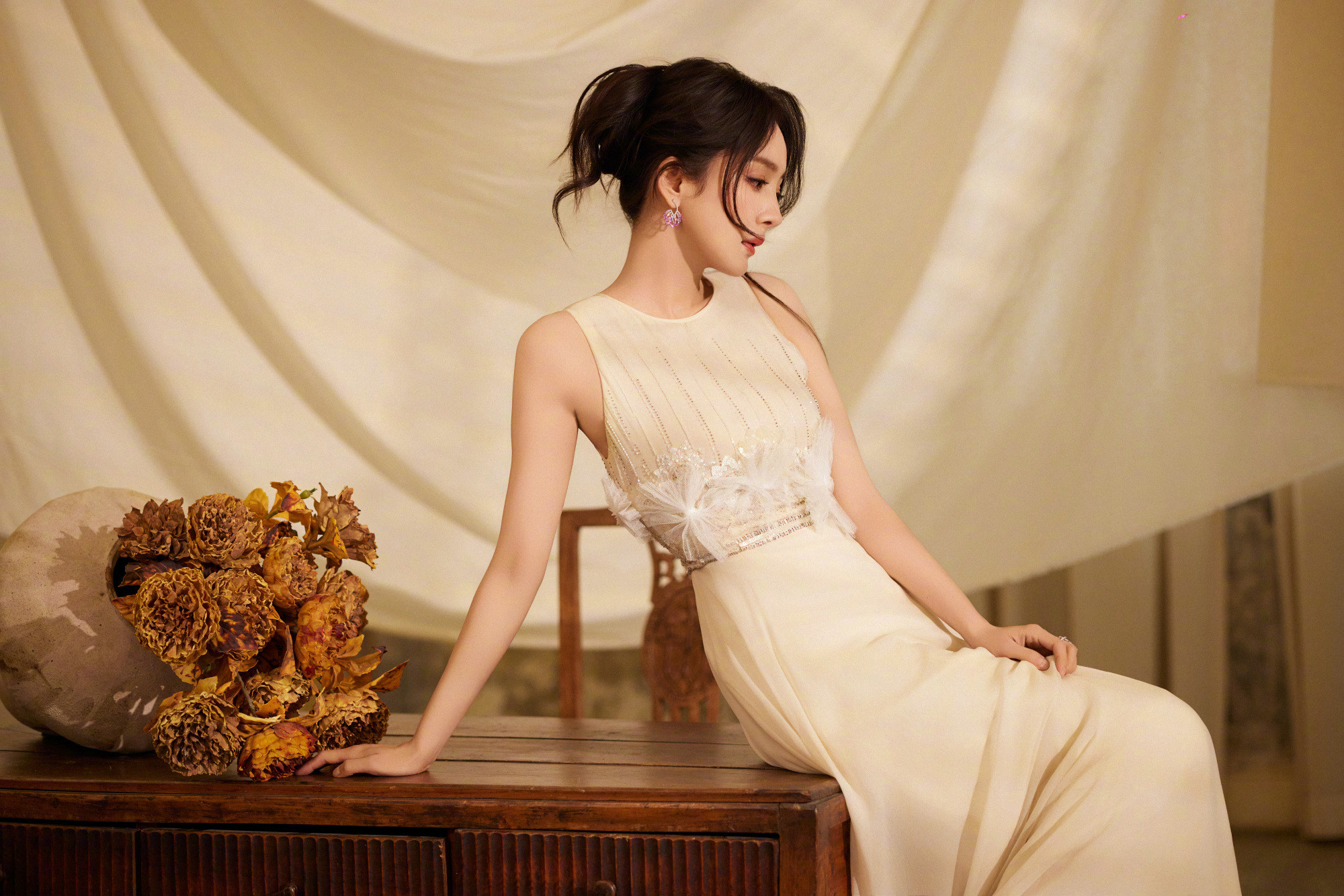 杨幂白色入镜，温婉优雅，我的女郎。