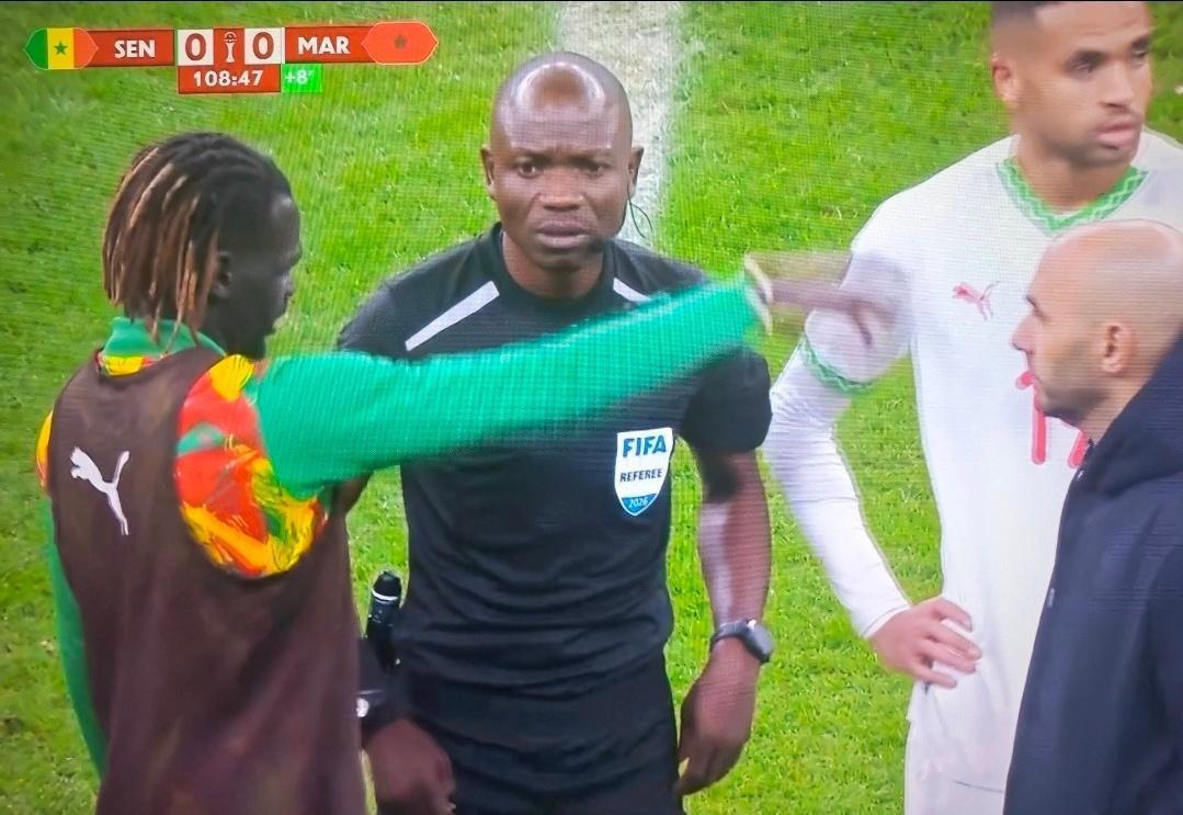 塞内加尔1比0摩洛哥名记：塞内加尔愤怒可以理解，进球被吹后又被判点球很牵强在非洲