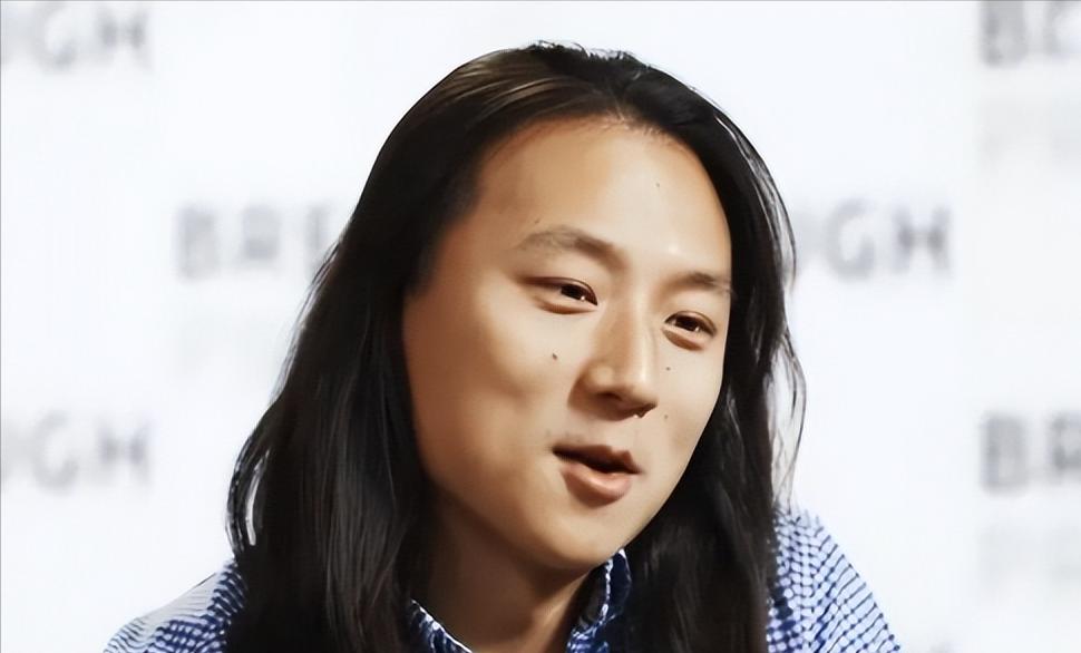 2026年，当波士顿的寒风吹过查尔斯河，尹希这个名字，依然在中文互联网上激荡着争