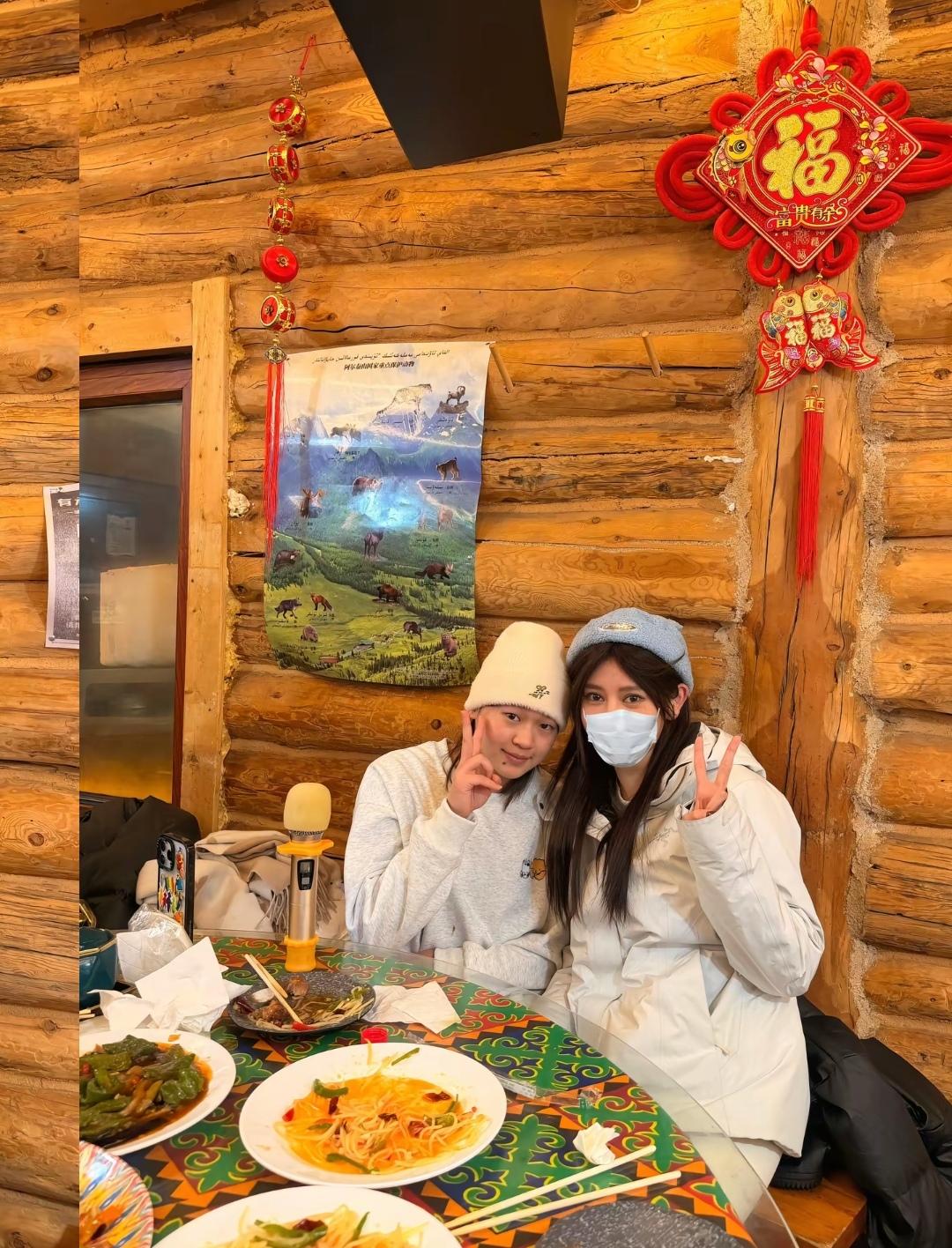 全红婵在新疆除了滑雪外，也吃了这里的美食，朋友们热情接待她，她在雪场的民宿木屋吃