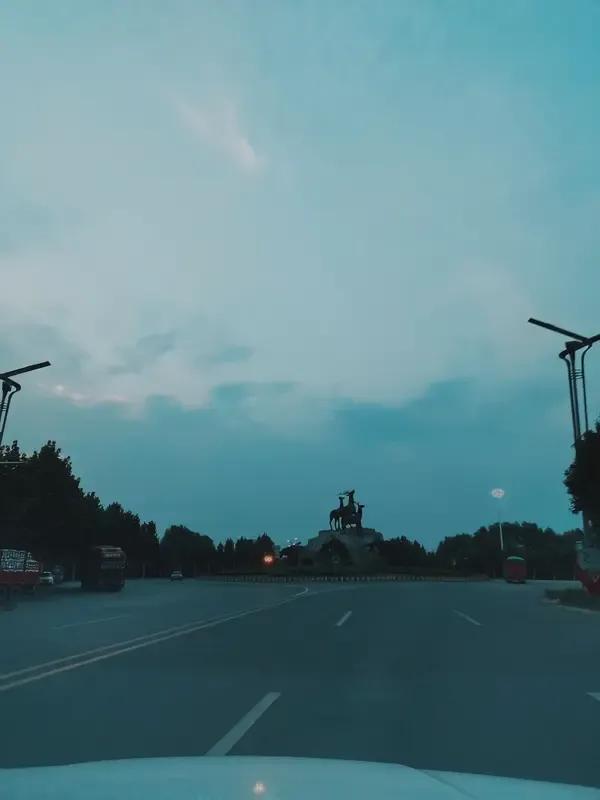 我曾有一位相亲对象，她曾是模特，翻看往昔照片，身姿曼妙、容貌出众，175的身高配