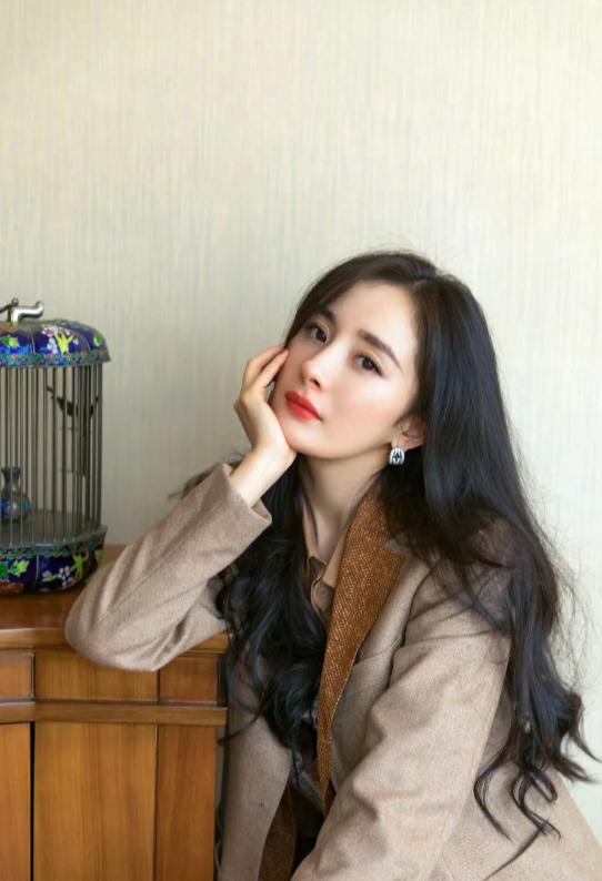 杨幂：我是什么样子的人不是由你来决定十六年的时间，足够内娱洗牌好几轮了，但杨幂还