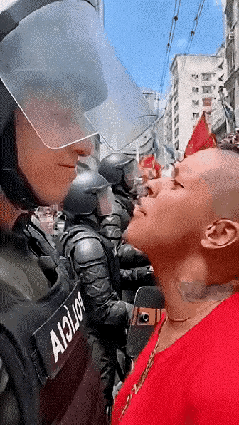 外国警察微笑着制服骚乱者，看完这视频估计你也笑了。