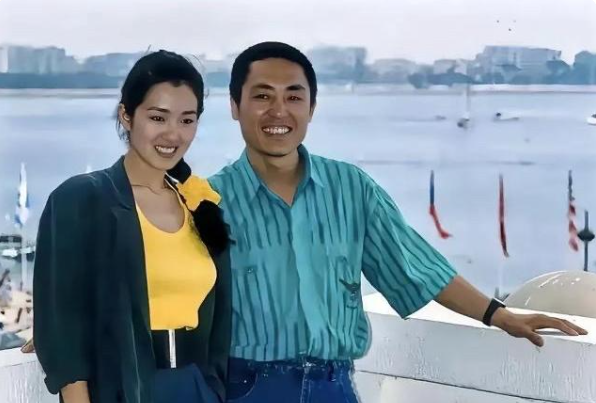 张艺谋合影藏玄机！对巩俐搞怪博笑显热烈，与陈婷同框是安稳，爱情和婚姻选得明