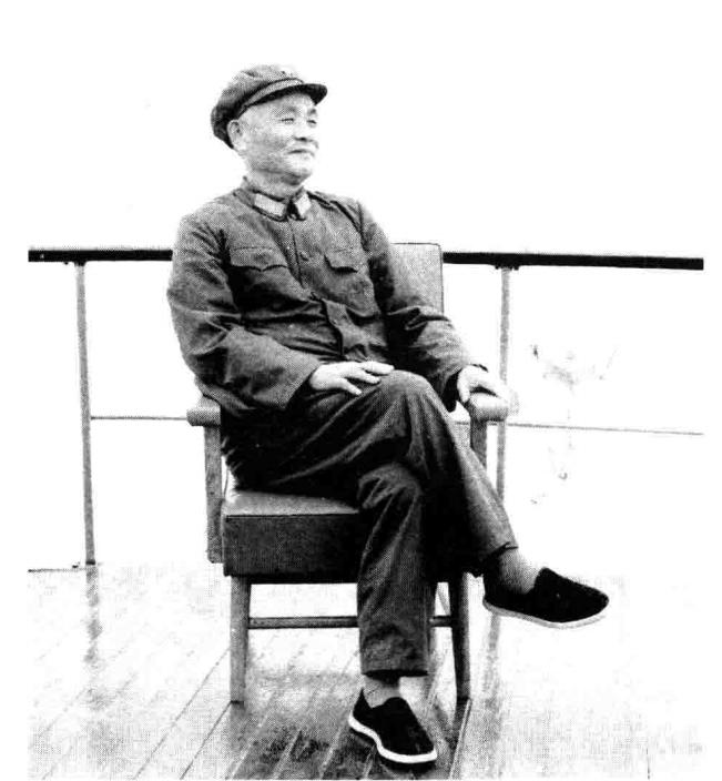 1981年，当时的兰州军区司令员在刘家峡水库留影。老将军一身戎装，脚上穿着布鞋。