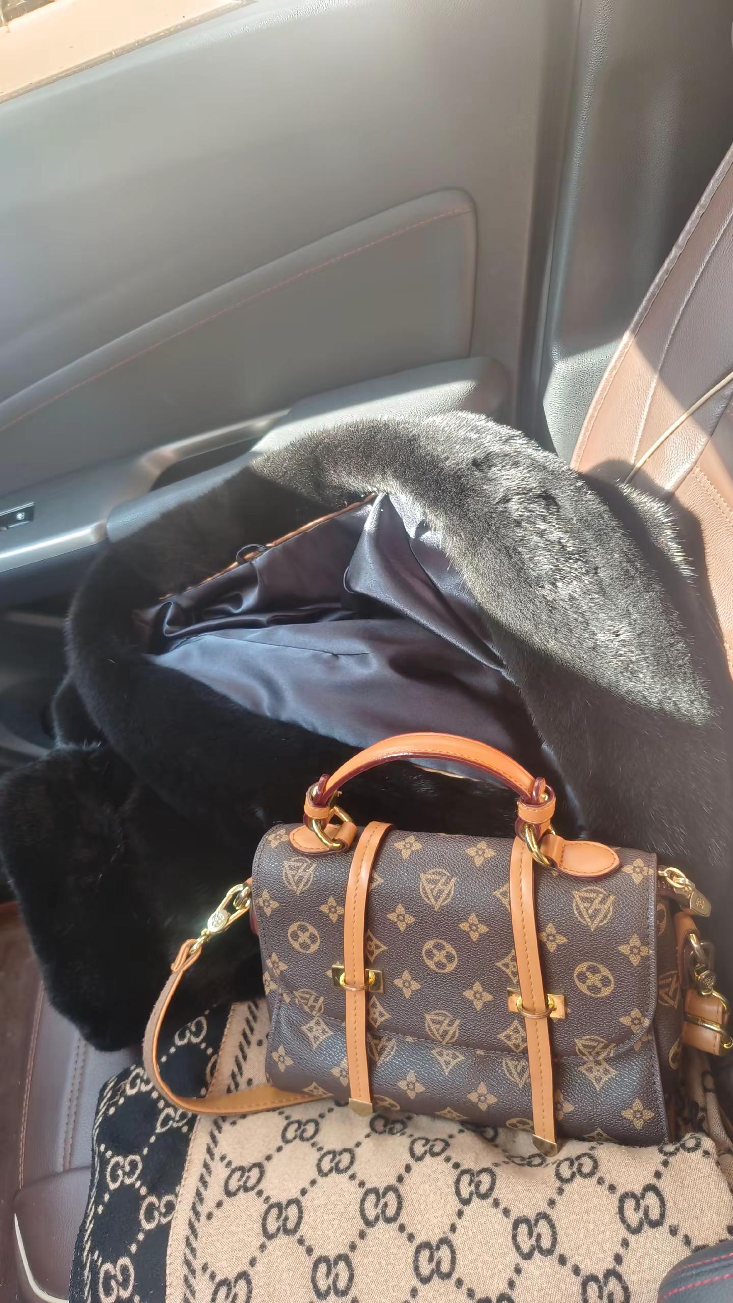 成熟女人的三大标志:穿貂，买黄金，听凤凰传奇😂😂