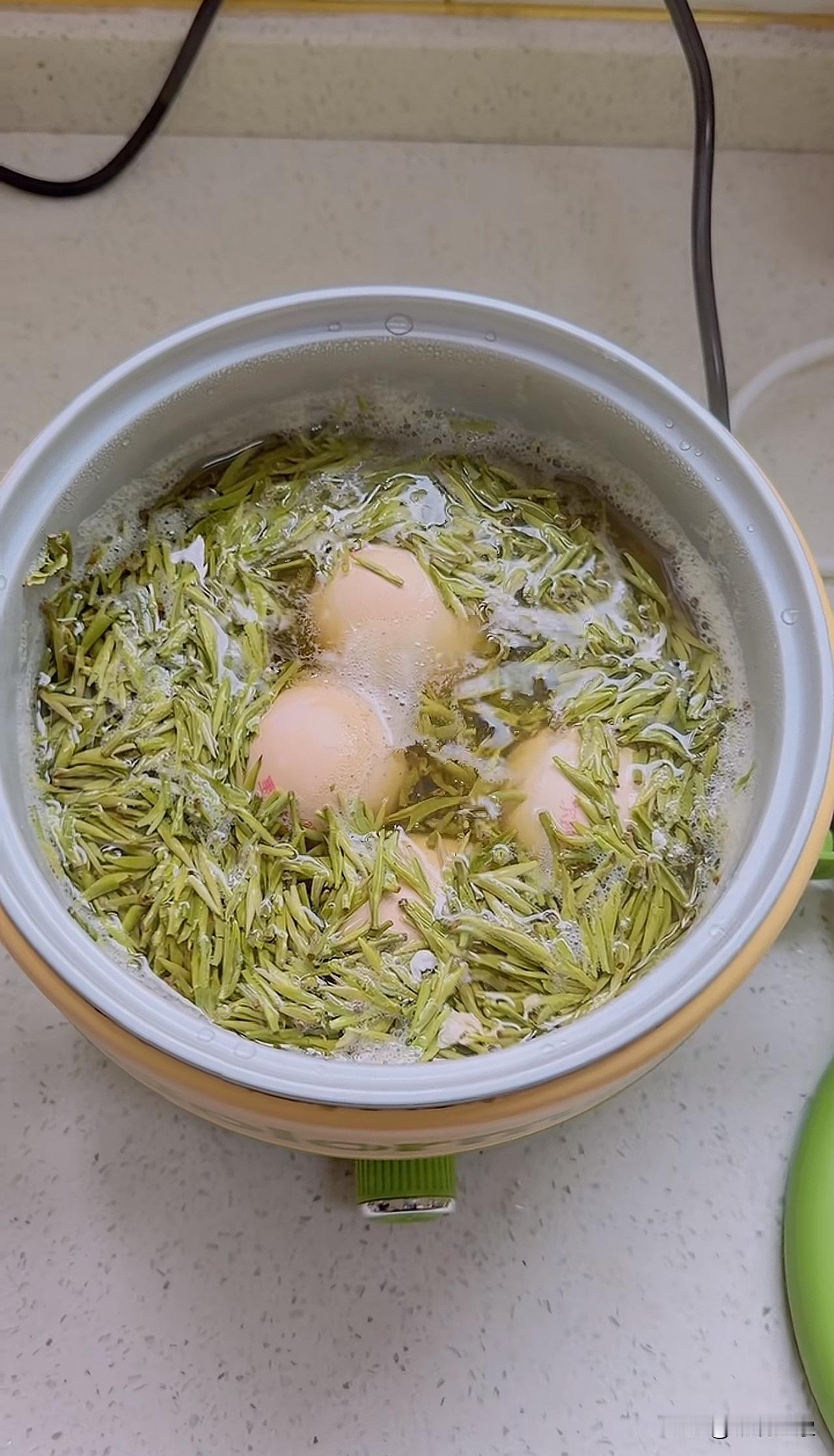给老公煮的茶叶蛋，他好像不是很满意[无奈吐舌]有什么问题吗？茶叶蛋