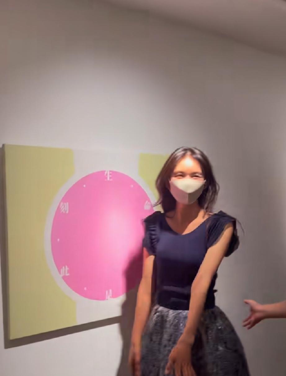 林志玲现身东京蔡康永画展一直含胸，还戴着口罩，直到蔡康永让她取下来，说闲谈一