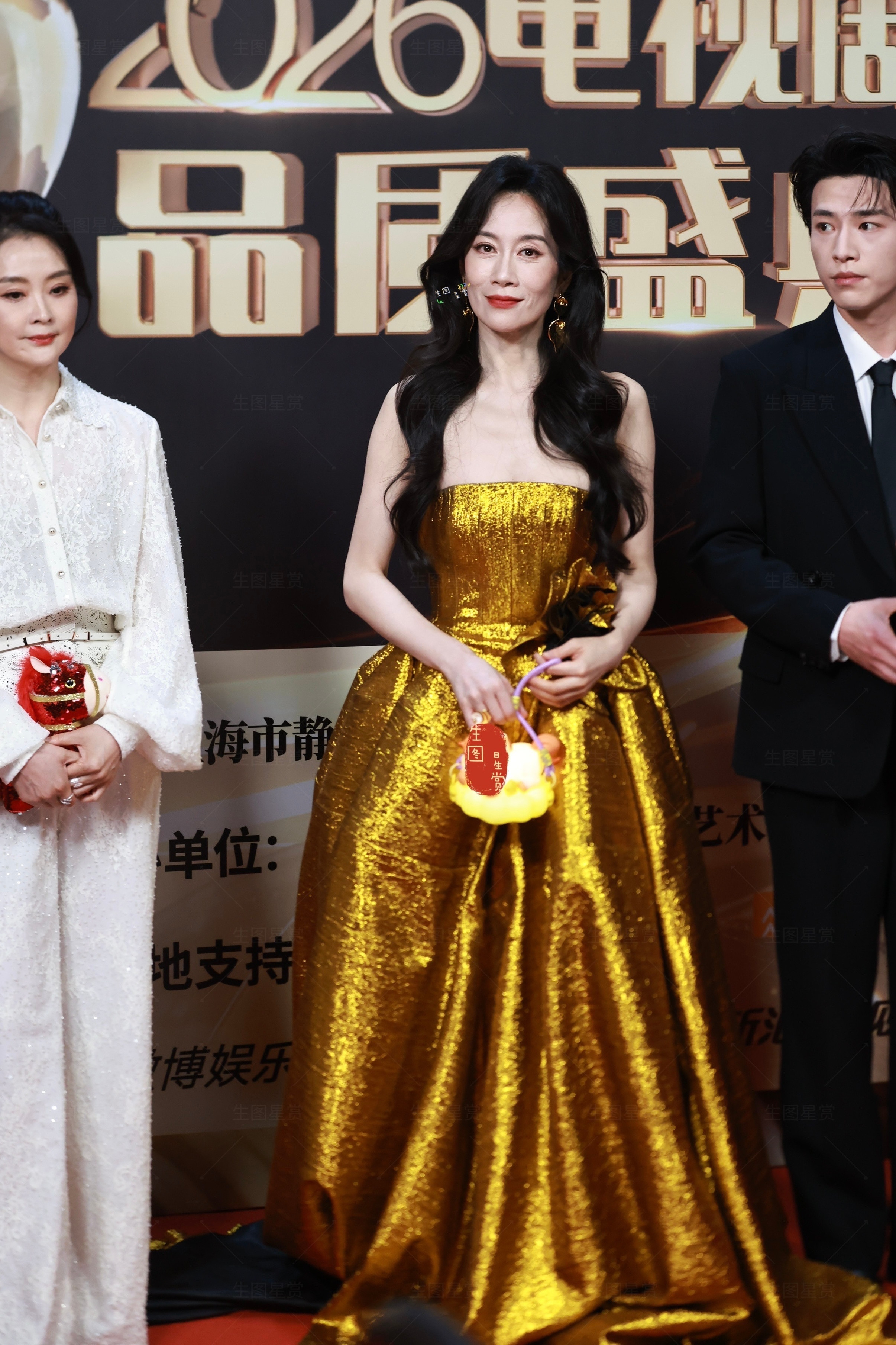 温峥嵘红毯群访生图成熟女性魅力散发✨电视剧品质盛典