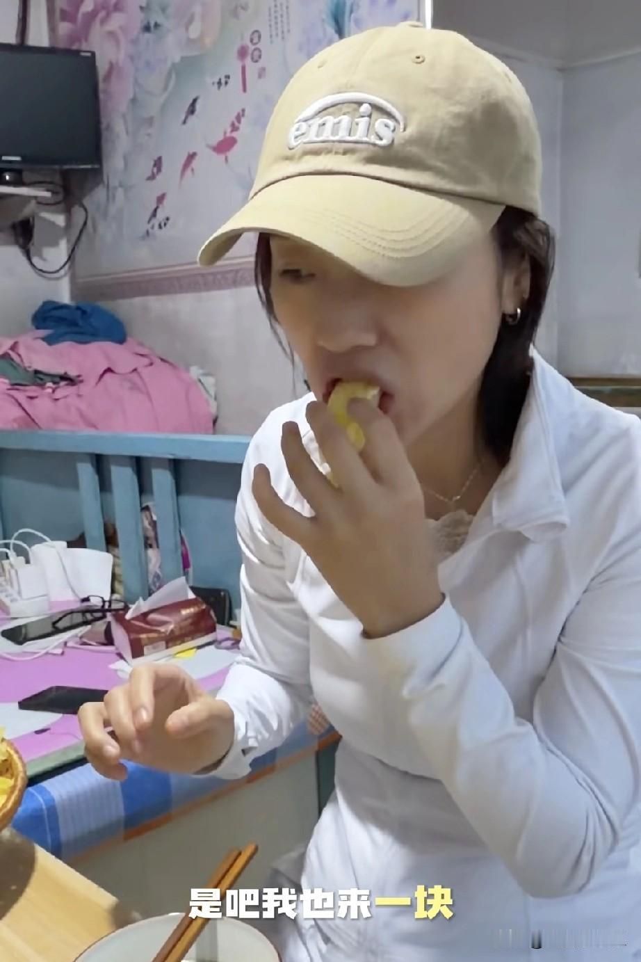 我怀疑，秋天妈妈看不起婆家。每次去什么活都不干，坐那吃现成的，吃饭帽子都不摘