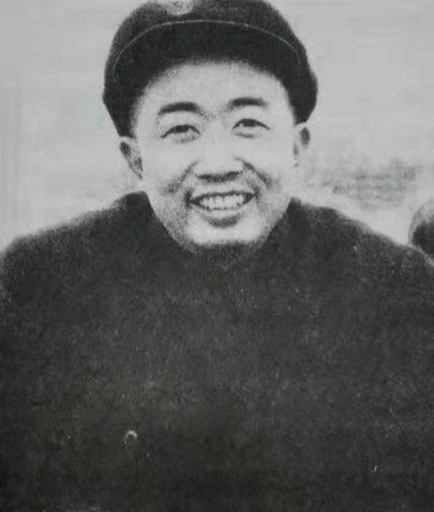 1952年，朝鲜战场上，志愿军抓获了一名间谍，搜身时，志愿军战士在间谍胸前一摸，