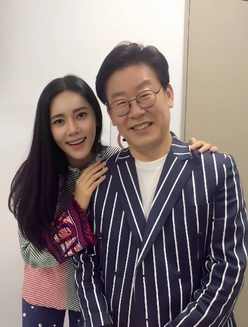 一觉醒来，秋瓷炫懵了，李在明上任后，她的第二春要来了！李在明和夫人金惠景