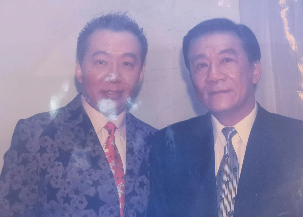 7月17日，是已故相声演员侯耀文的诞辰，他的侄子侯军，晒出两个人的合照，并配文：
