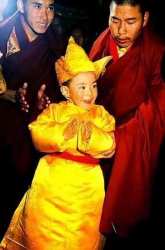 1989年，十世班禅圆寂后，高僧们长途跋涉去寻找转世灵童，国家为此特别拨款。谁知