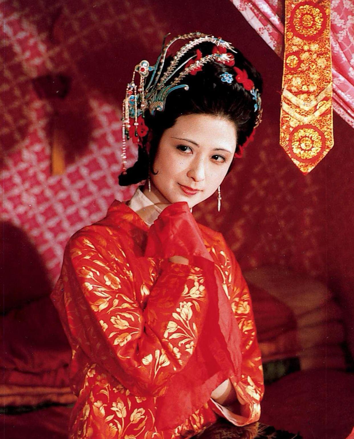 不同的环境对人的样貌竟然变化这么大。尤二姐出国后就从古典美人变成ABC了。​​