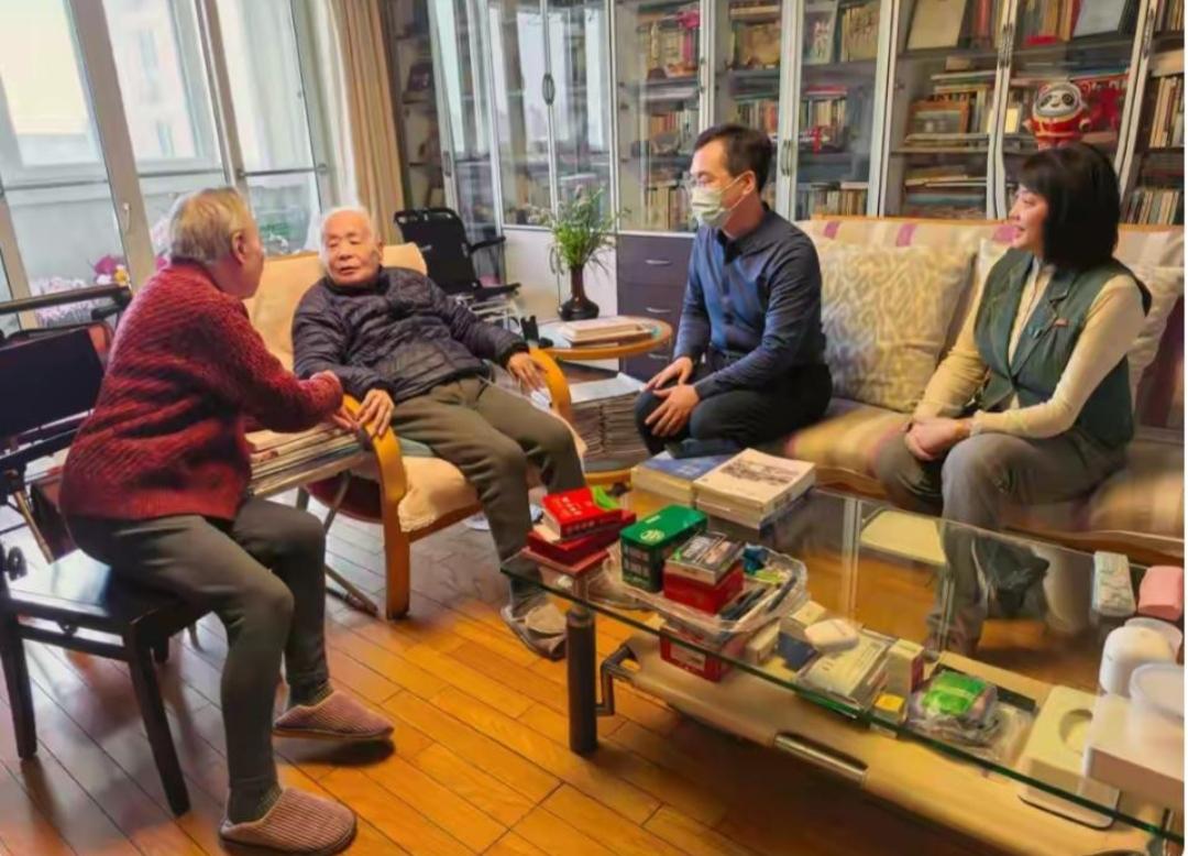 向何祚庥先生提问，何老幽默回答。今年过春节期间，中科院也派人去看望何老，如图