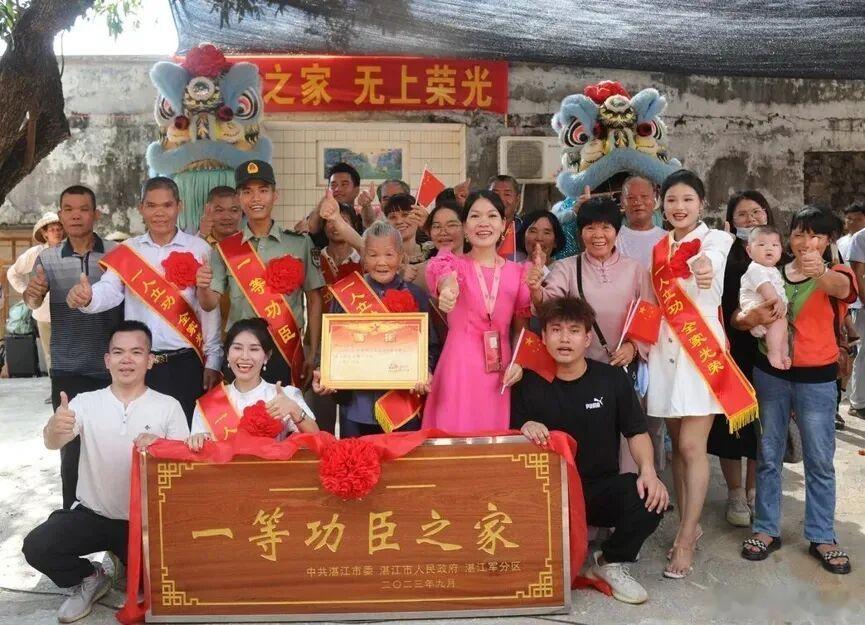 【#00后战士立一等功保送上军校#】还记得#00后战士连救4人荣立一等功#的战士柯东贤吗？他在今年的