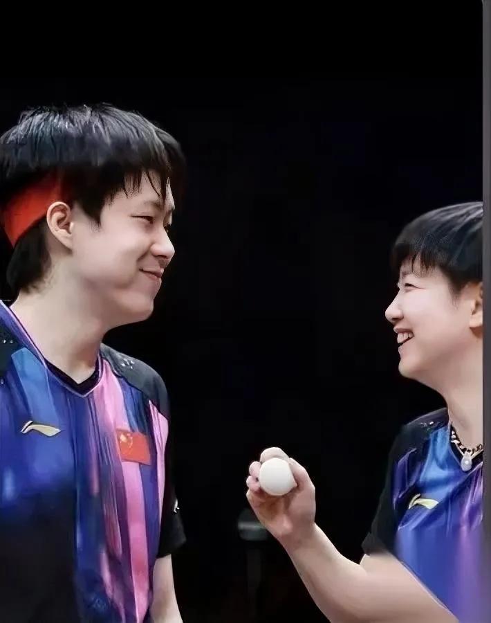 谁再说比赛不用人？看WTT现场我笑了——镜头里全是空椅子，导播都绕着观众