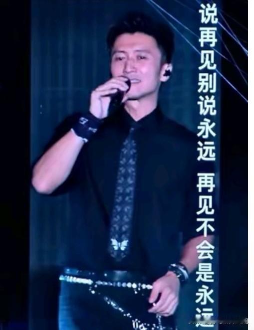 谢霆锋青岛演唱会！黑衣造型致敬父亲，一曲谢谢你的爱1999触动全场万人合唱。7