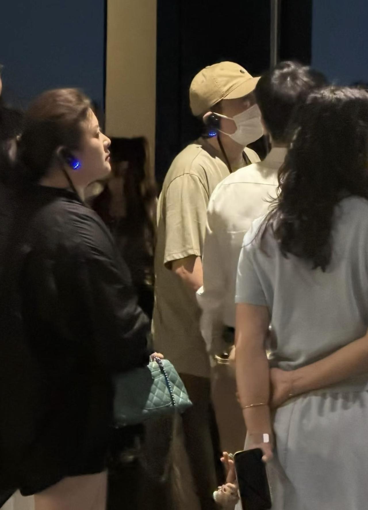 46岁沈腾带老婆现身博物馆，王琦手拎香奈儿包包，愈发富态了，自从沈腾成名后她生活