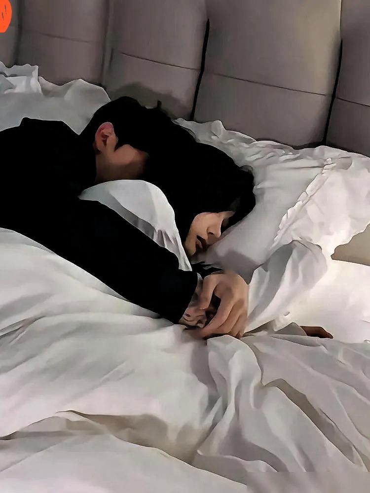 很多女性都说自己的老公！救命！老公睡觉总动手动脚是“手欠”？真相太颠覆！以为