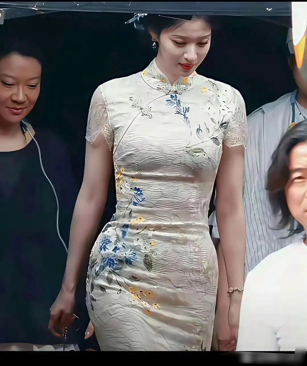 幸亏个子高，要不然这大骨架真的很吃亏，穿衣服都不好看