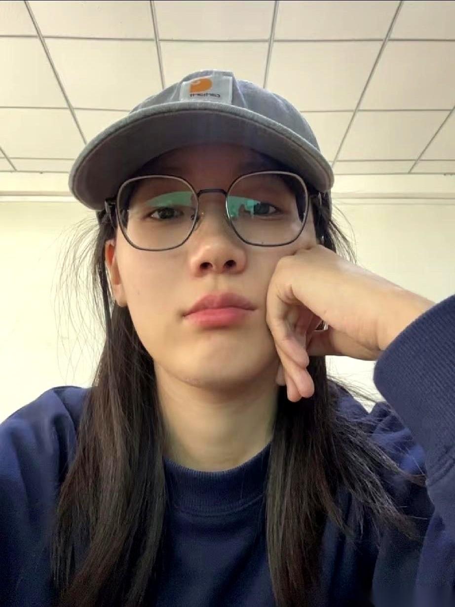嫂子一条信息发过来，手机屏幕上弹出一行字：实习证明我给你搞定，你过来帮我带一年孩