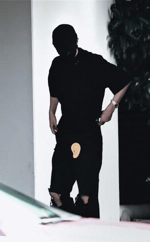 许凯是抗热第一人，这几天全国几乎都是高温，许凯穿着厚短袖，他手不停在里边拽，拽呀