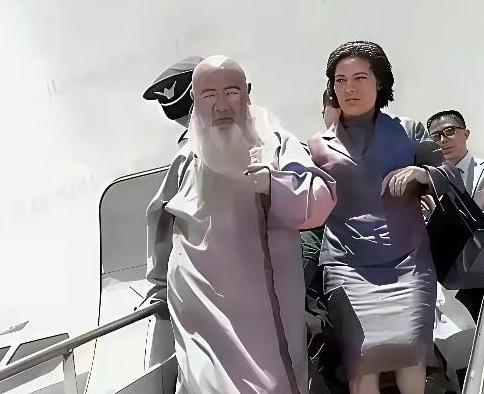 1949年12月，解放军快进成都时，张大千靠国民党高官张群，拿到最后三张飞台北的