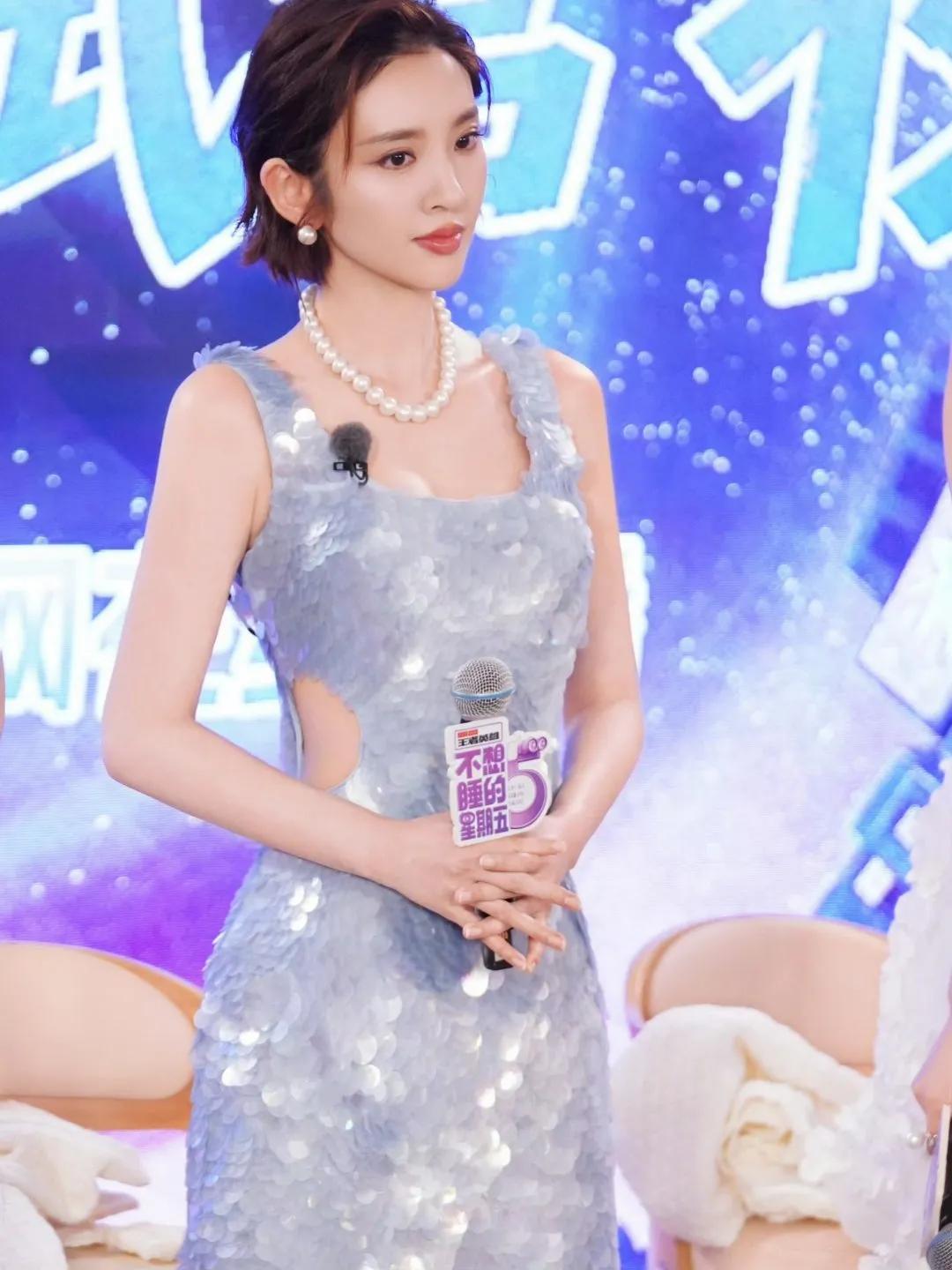 唐艺昕这套浅蓝亮片裙好美💙波光闪闪，腰侧镂空小细节很出彩，珍珠配饰温柔显贵。