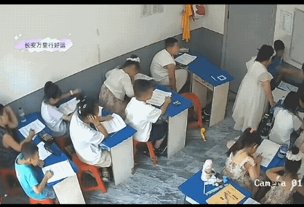 有的家长孩子不喜欢上辅导班从来不勉强他，其实多数孩子上了辅导班对学习成绩提高不大
