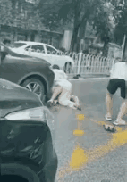 常言道，好男不跟女斗，这位男士做的就很好…一男子开车上路与一女司机发生路权纠