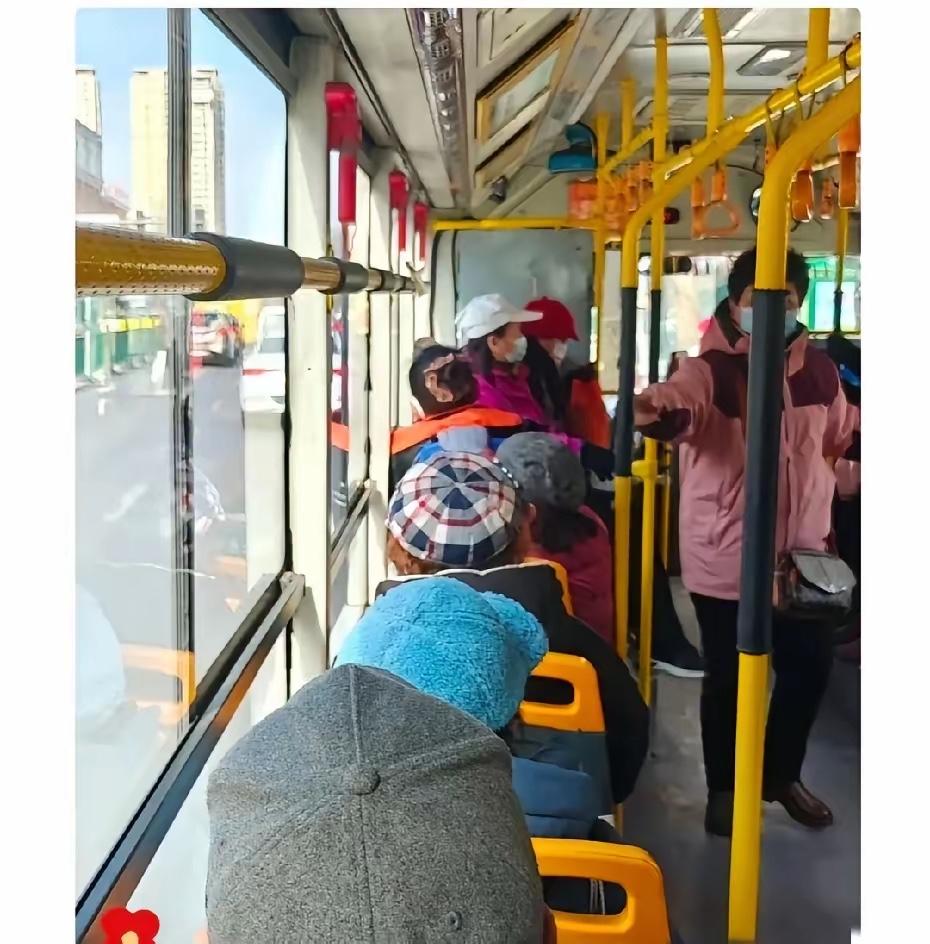 最近有个问题让人想不通满大街的退休老人，大概60岁左右的，出门都会戴上帽子，基