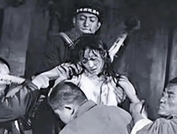 1943年，刘耀梅，被日军杀害后留下的镜头，这一张照片是由八路军战地记者叶曼之拍