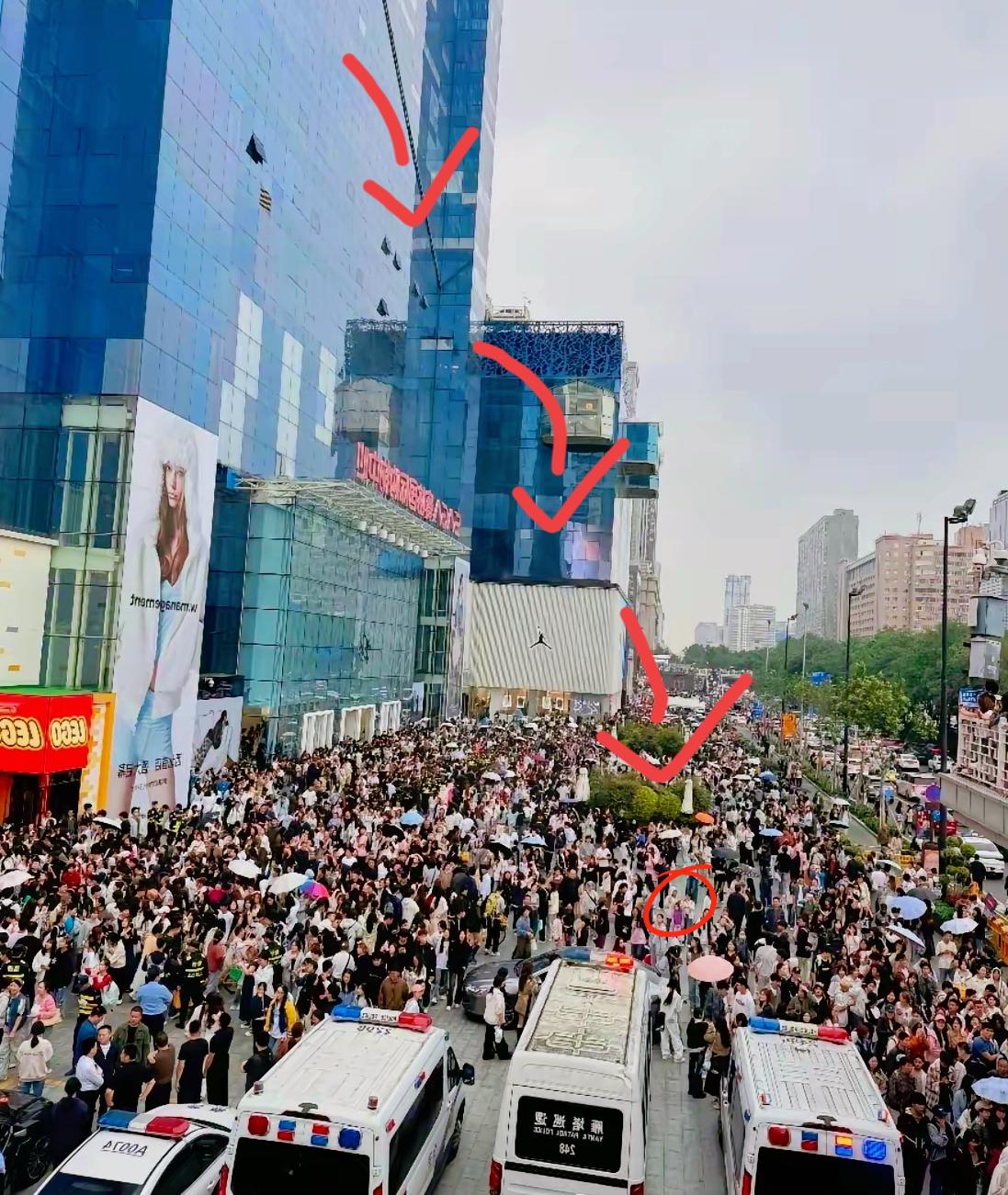 西安这个商场遭到反噬了，刚才看到一个西安的朋友发朋友圈，说跟周围的朋友们都说好了