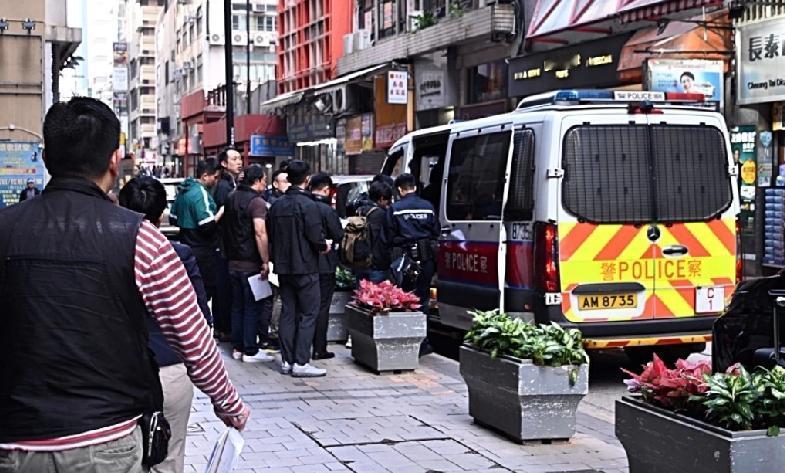 上周四（18日），香港上环发生一起巨额劫案。两名找换店职员手持4个装有10亿日圆