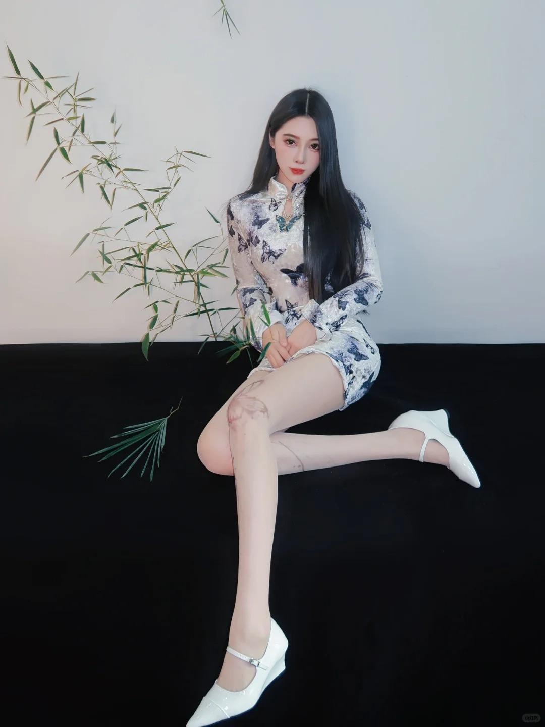 黑长直和旗袍适配度🎋真的好喜欢我的头发，今天拍的室内，摘了一小节竹子做道具，