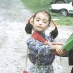 何炅杨幂你话筒拿了吗这个杨幂换掉鞋子就这样大摇大摆哈哈哈哈结果小迷糊忘记拿