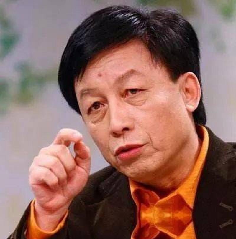 坐飞机最怕遇到旁边的人一开口就自我贬低，结果聊着聊着，发现对方随身带着个“王炸”